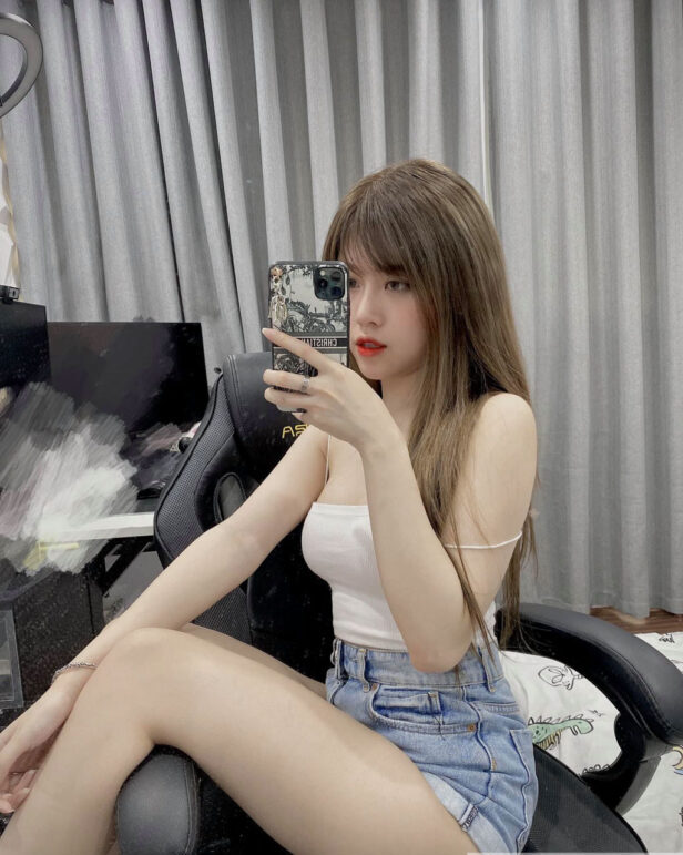Clip nóng streamer Thủy Tiên gây xôn xao cộng đồng mạng